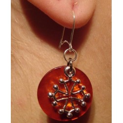Boucles d'oreilles croix occitane (métal argenté sur nacre naturelle)