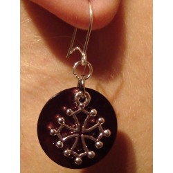 Boucles d'oreilles croix occitane (métal argenté sur nacre marron foncé)