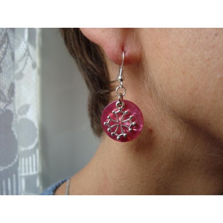 Boucles d'oreilles croix occitane (métal argenté sur nacre rose)