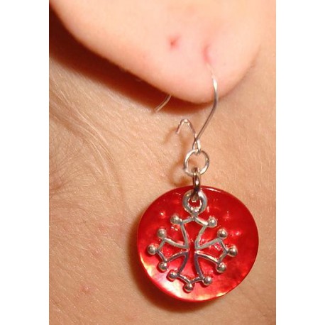 Boucles d'oreilles croix occitane (métal argenté sur nacre rouge)