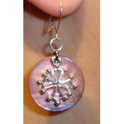 Boucles d'oreilles croix occitane (métal argenté sur nacre rose pâle)