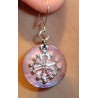 Boucles d'oreilles croix occitane (métal argenté sur nacre rose pâle)