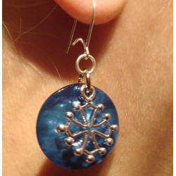 Boucles d'oreilles croix occitane (métal argenté sur nacre turquoise)