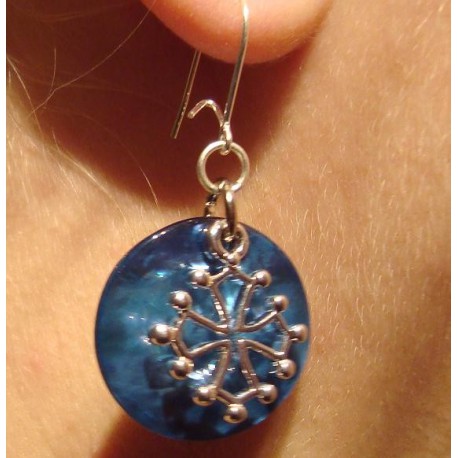 Boucles d'oreilles croix occitane (métal argenté sur nacre turquoise)