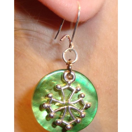 Boucles d'oreilles croix occitane (métal argenté sur nacre vert moyen)
