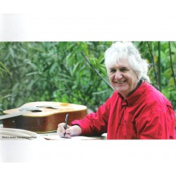 Le chanteur occitan Patric et sa guitare