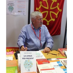 Joan-Pèire BAQUIÉ présente son livre "La lenga per present" sur le stand de l'IEO 06